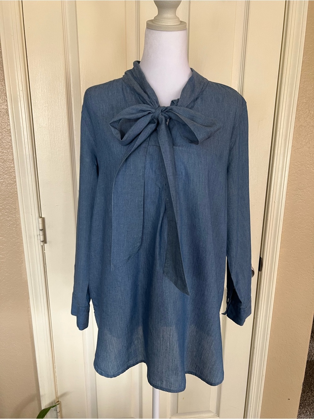 LOFT Softened Chambray Tie Neck Blouse Women’s Large Blue Lyocell Cotton